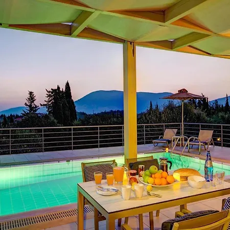 Villa Sleeps 4 Pool Air Con Wifi *
